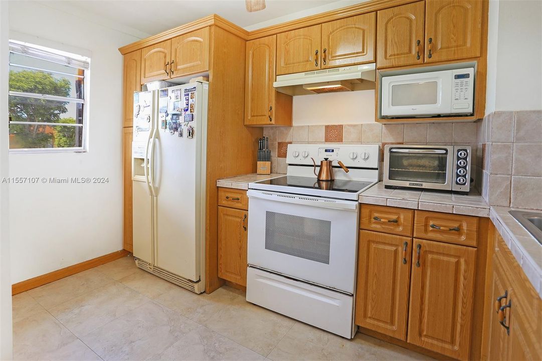 For Sale: $325,000 (2 beds, 1 baths, 1050 Square Feet)