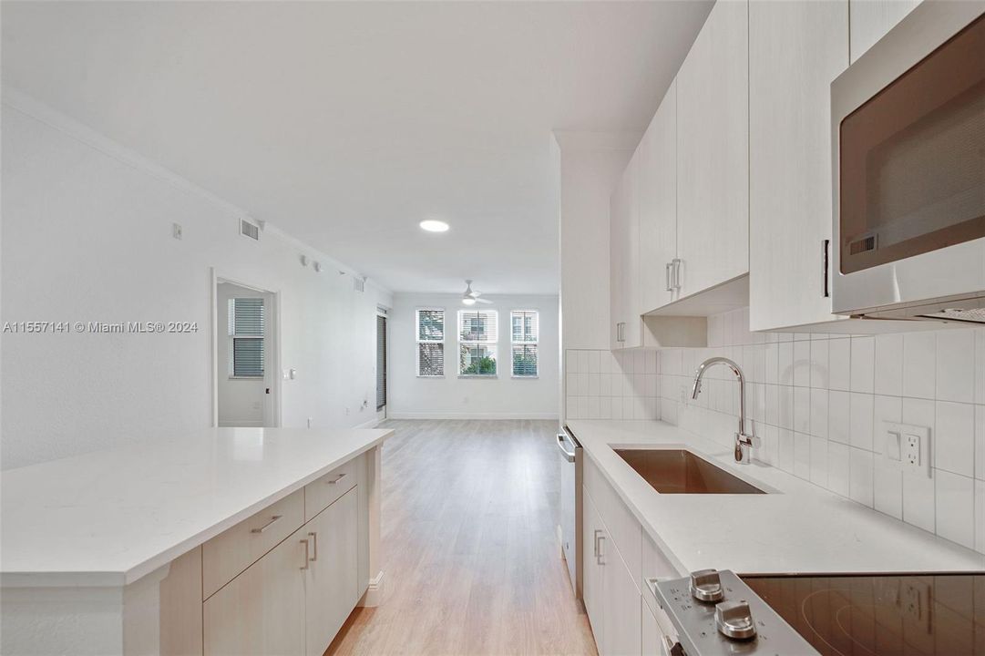 Active With Contract: $2,274 (1 beds, 1 baths, 778 Square Feet)