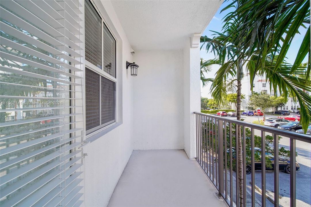 Active With Contract: $2,274 (1 beds, 1 baths, 778 Square Feet)