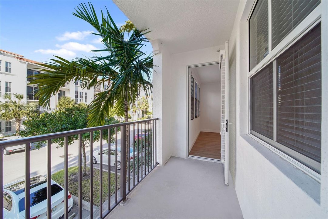 Active With Contract: $2,274 (1 beds, 1 baths, 778 Square Feet)