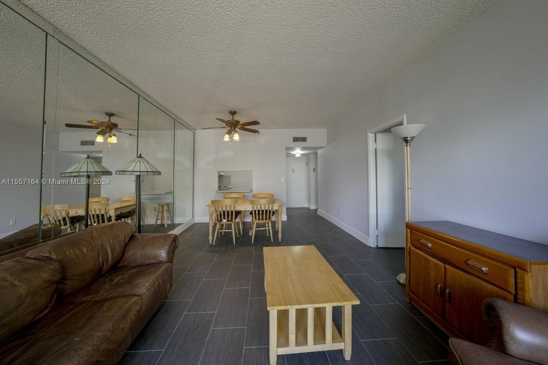 For Sale: $225,000 (1 beds, 1 baths, 782 Square Feet)