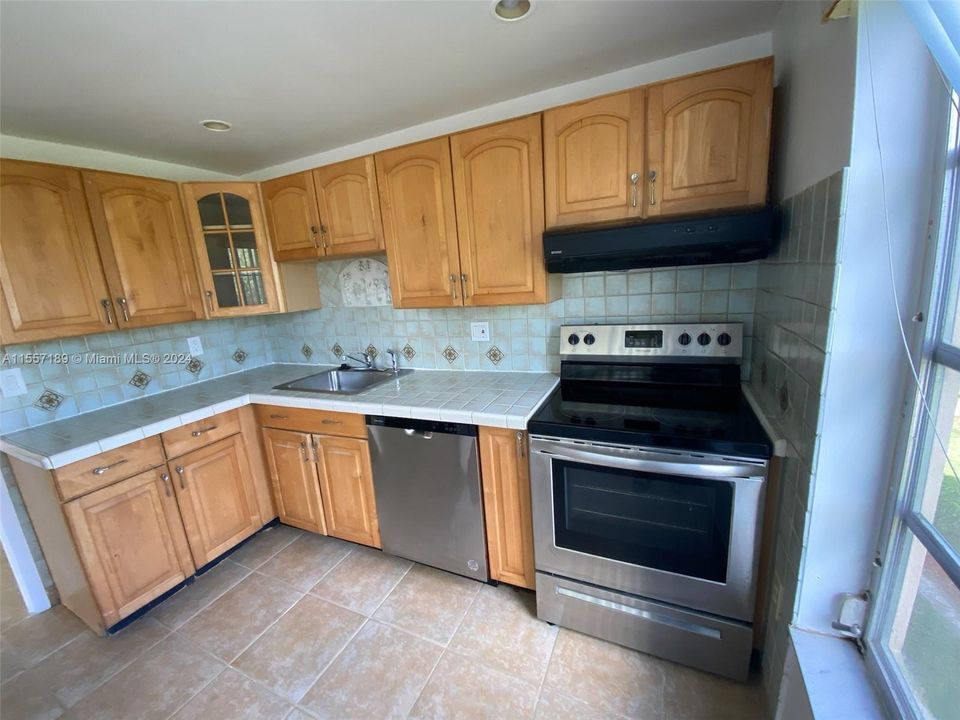 For Sale: $165,000 (2 beds, 2 baths, 1016 Square Feet)