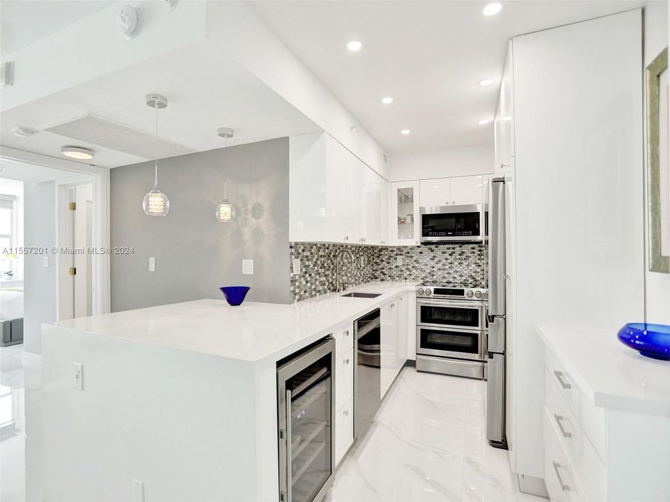 Active With Contract: $534,900 (1 beds, 1 baths, 835 Square Feet)