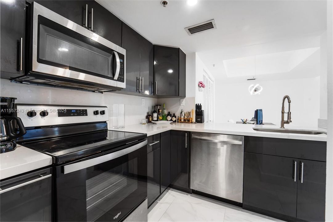 For Sale: $615,000 (1 beds, 1 baths, 746 Square Feet)