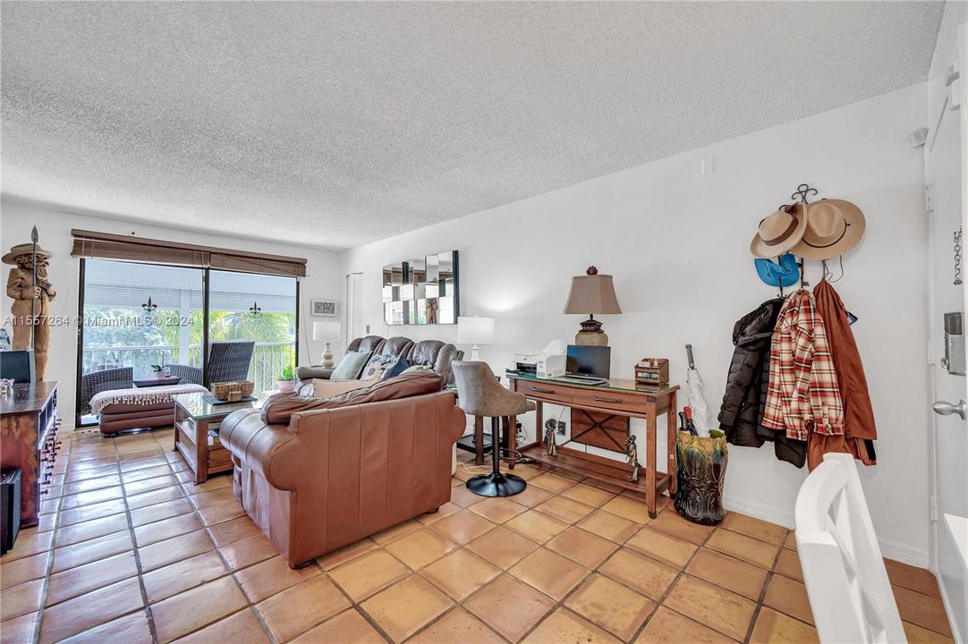 For Sale: $239,000 (2 beds, 2 baths, 966 Square Feet)