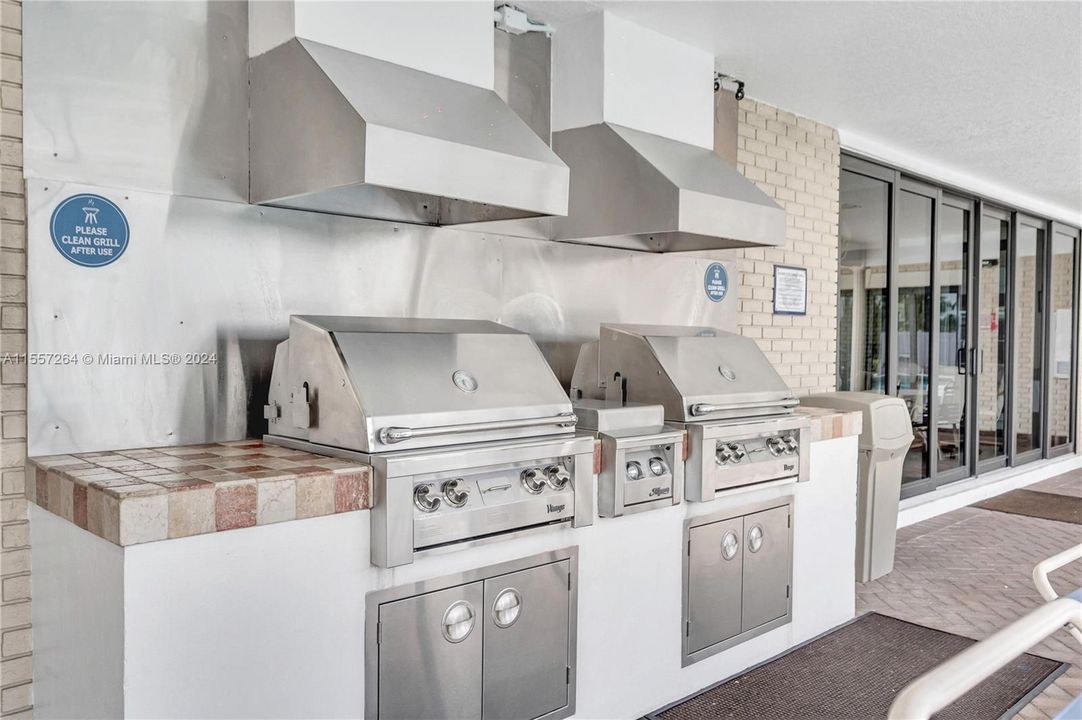 For Sale: $239,000 (2 beds, 2 baths, 966 Square Feet)