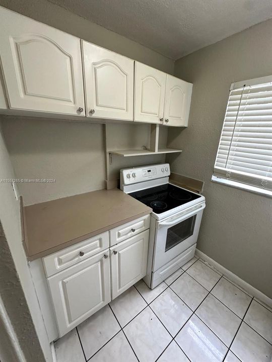 Active With Contract: $1,825 (2 beds, 1 baths, 940 Square Feet)