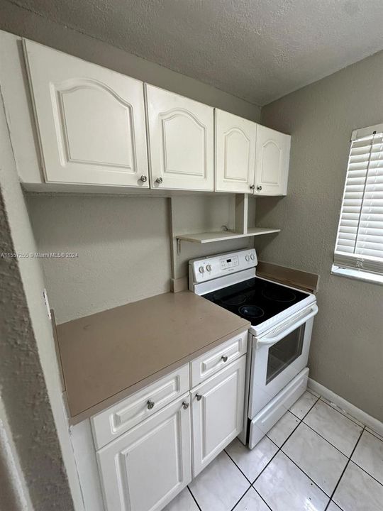 Active With Contract: $1,825 (2 beds, 1 baths, 940 Square Feet)