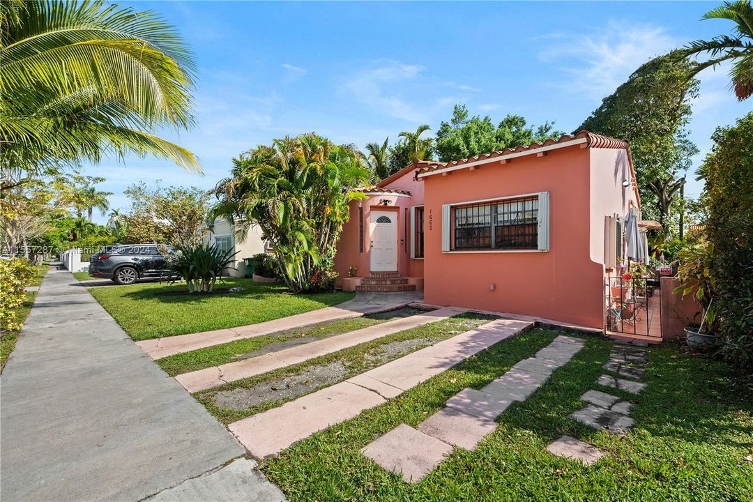 For Sale: $835,000 (2 beds, 1 baths, 931 Square Feet)