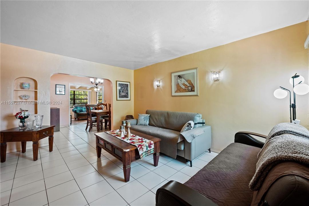 For Sale: $699,000 (2 beds, 1 baths, 931 Square Feet)