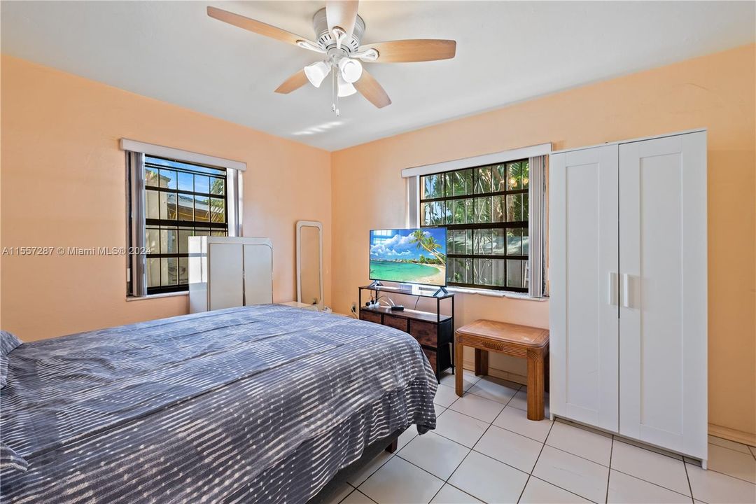 For Sale: $699,000 (2 beds, 1 baths, 931 Square Feet)