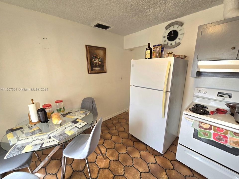 For Sale: $375,000 (3 beds, 2 baths, 1002 Square Feet)