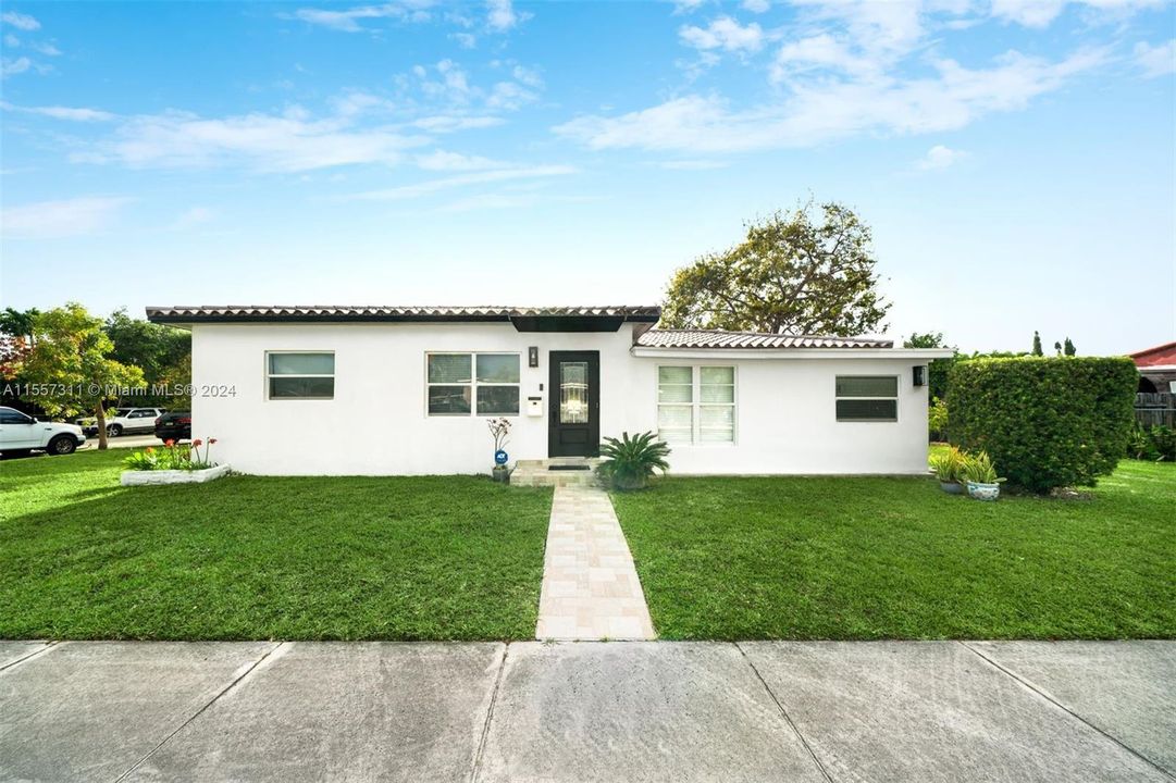 For Sale: $644,900 (3 beds, 2 baths, 948 Square Feet)