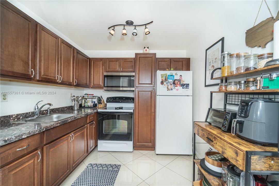 For Sale: $150,000 (1 beds, 1 baths, 760 Square Feet)