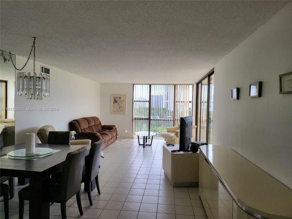 For Sale: $330,000 (2 beds, 2 baths, 1313 Square Feet)