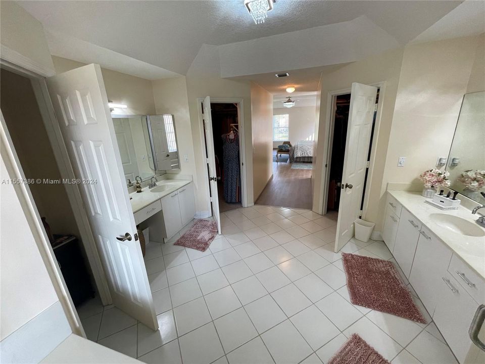 For Sale: $1,100,000 (5 beds, 3 baths, 2976 Square Feet)