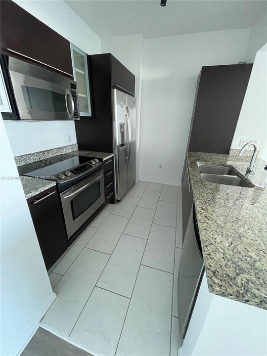 For Sale: $569,000 (1 beds, 1 baths, 702 Square Feet)