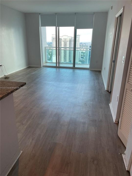 For Sale: $583,000 (1 beds, 1 baths, 702 Square Feet)