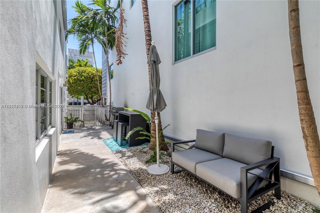For Sale: $1,550,000 (3 beds, 3 baths, 1845 Square Feet)