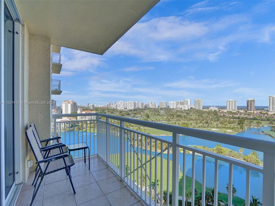 For Sale: $579,900 (2 beds, 2 baths, 1175 Square Feet)