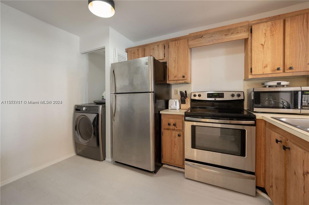 For Rent: $3,250 (1 beds, 1 baths, 873 Square Feet)