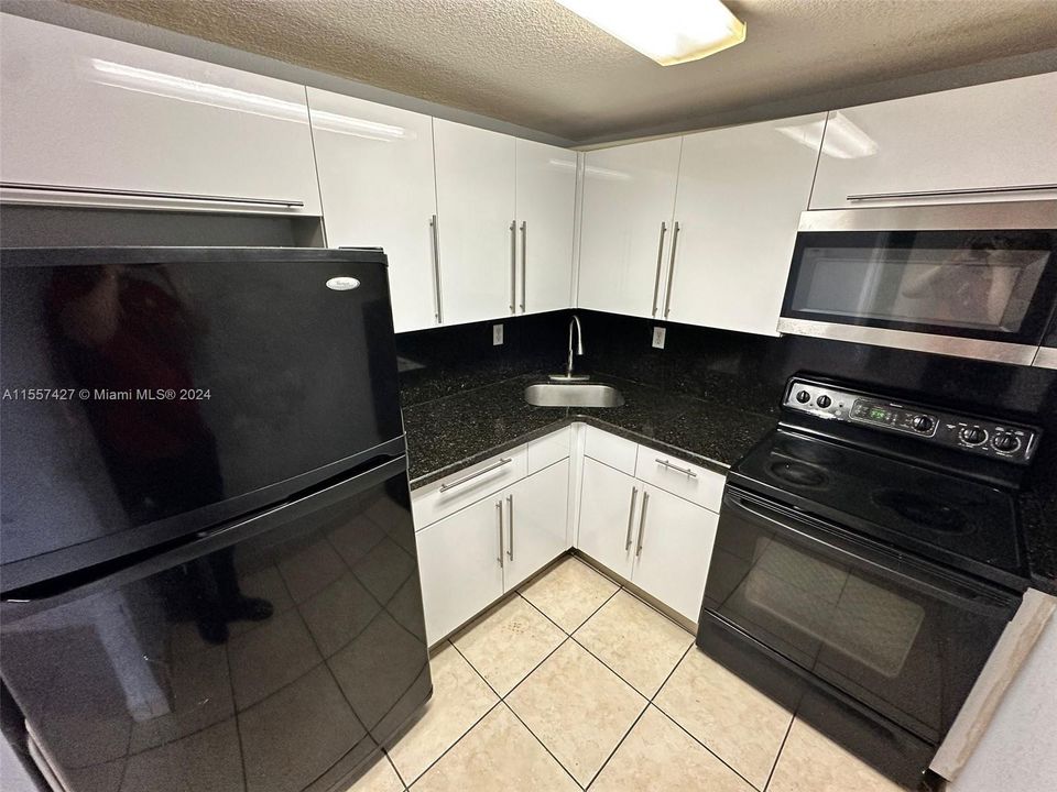 Active With Contract: $1,730 (1 beds, 1 baths, 600 Square Feet)
