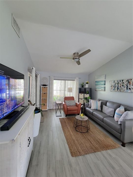 Active With Contract: $297,750 (2 beds, 2 baths, 998 Square Feet)