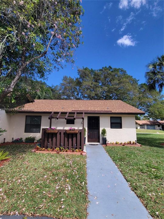 Recently Sold: $297,750 (2 beds, 2 baths, 998 Square Feet)