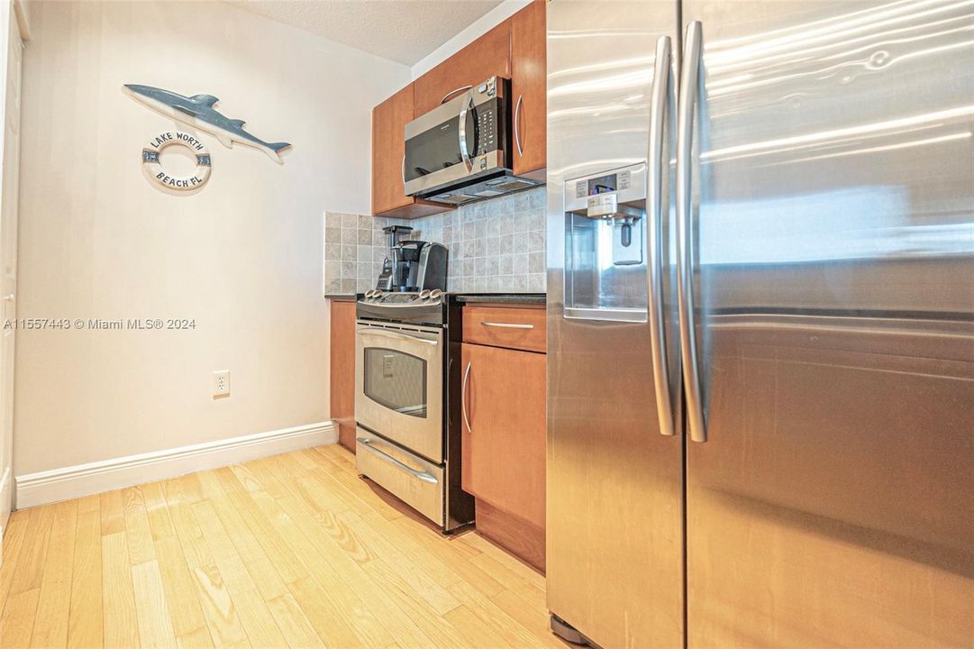 For Sale: $275,000 (1 beds, 1 baths, 674 Square Feet)