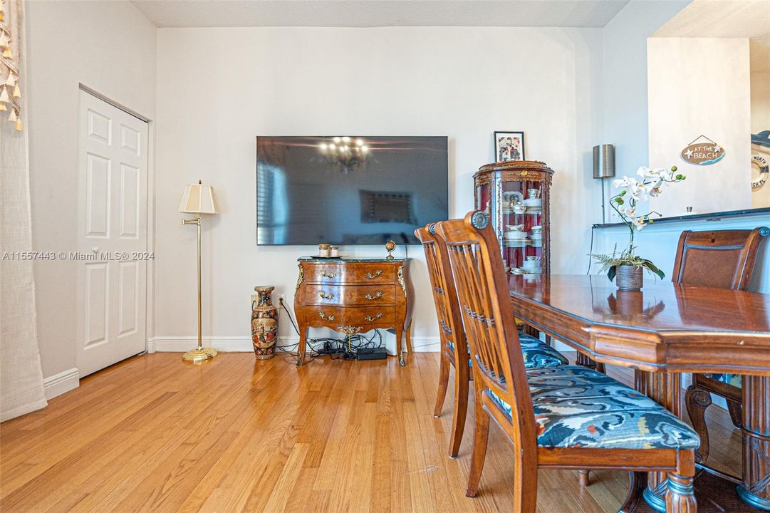 For Sale: $275,000 (1 beds, 1 baths, 674 Square Feet)