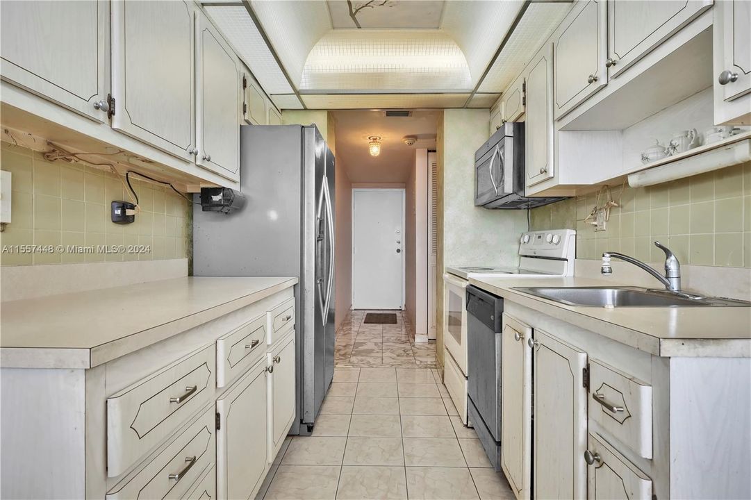 For Sale: $445,000 (2 beds, 2 baths, 1275 Square Feet)