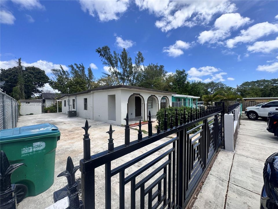 Active With Contract: $539,000 (4 beds, 3 baths, 720 Square Feet)
