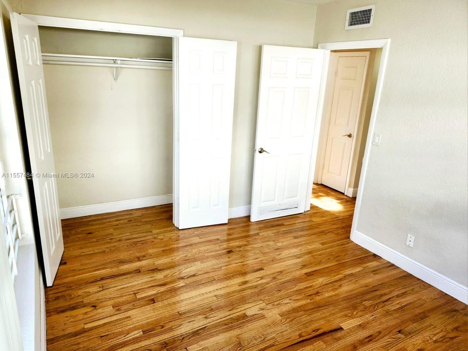 Active With Contract: $2,400 (2 beds, 1 baths, 879 Square Feet)