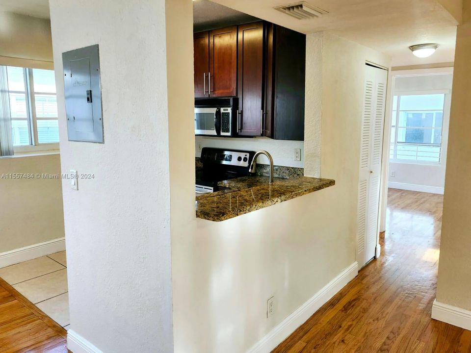 Active With Contract: $2,400 (2 beds, 1 baths, 879 Square Feet)