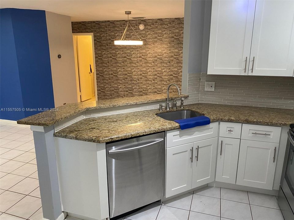For Rent: $2,350 (2 beds, 2 baths, 943 Square Feet)