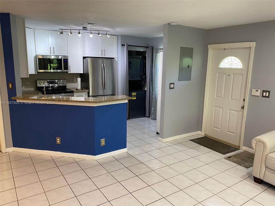 For Rent: $2,350 (2 beds, 2 baths, 943 Square Feet)