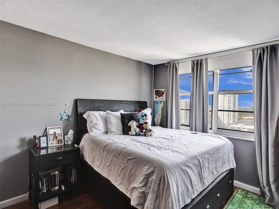Active With Contract: $350,000 (2 beds, 2 baths, 1220 Square Feet)