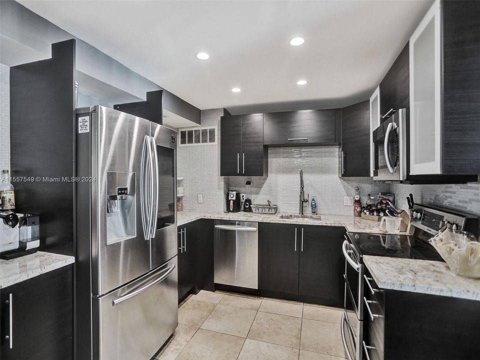 Recently Sold: $350,000 (2 beds, 2 baths, 1220 Square Feet)