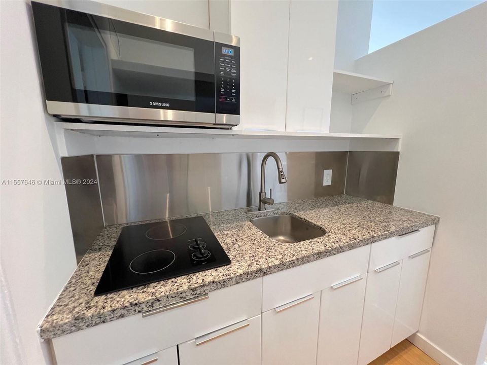 Active With Contract: $2,000 (1 beds, 1 baths, 428 Square Feet)