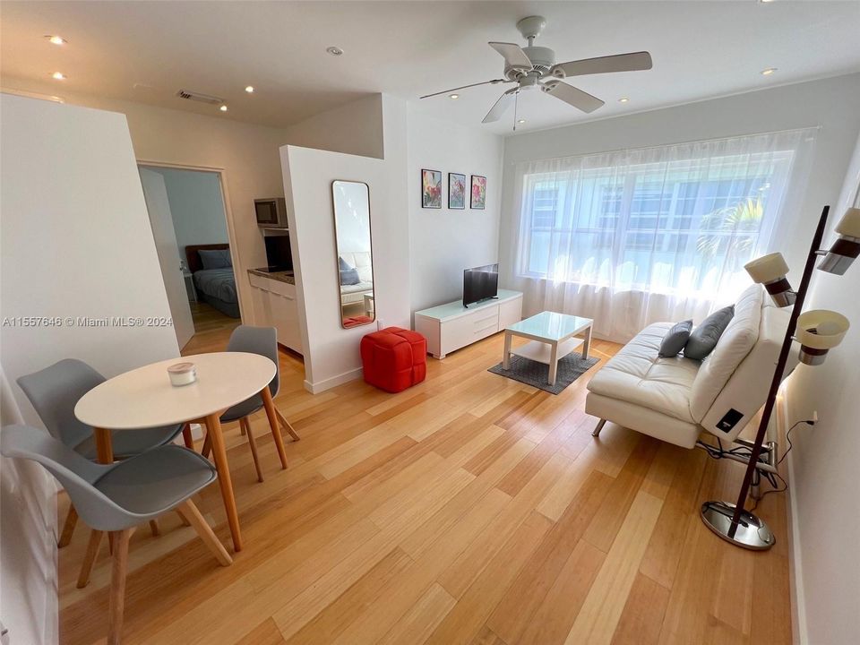 Active With Contract: $2,000 (1 beds, 1 baths, 428 Square Feet)