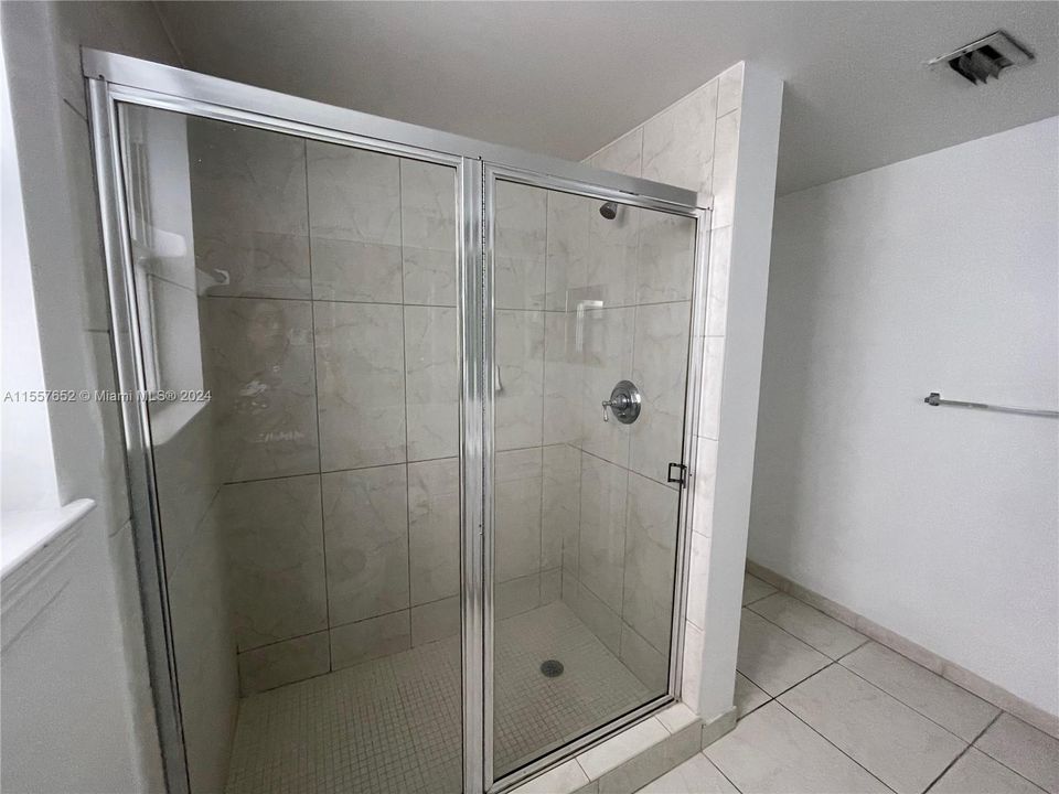 出租: $3,350 (3 贝兹, 2 浴室, 1202 平方英尺)