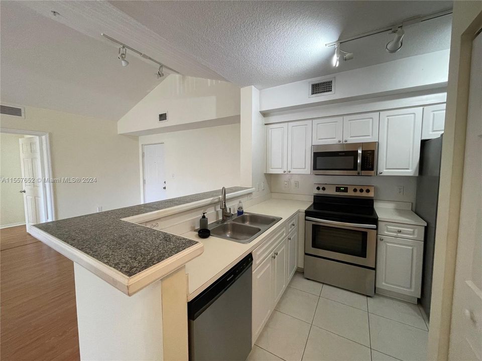For Rent: $3,350 (3 beds, 2 baths, 1202 Square Feet)