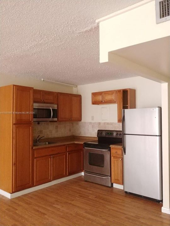 For Rent: $1,550 (1 beds, 1 baths, 780 Square Feet)