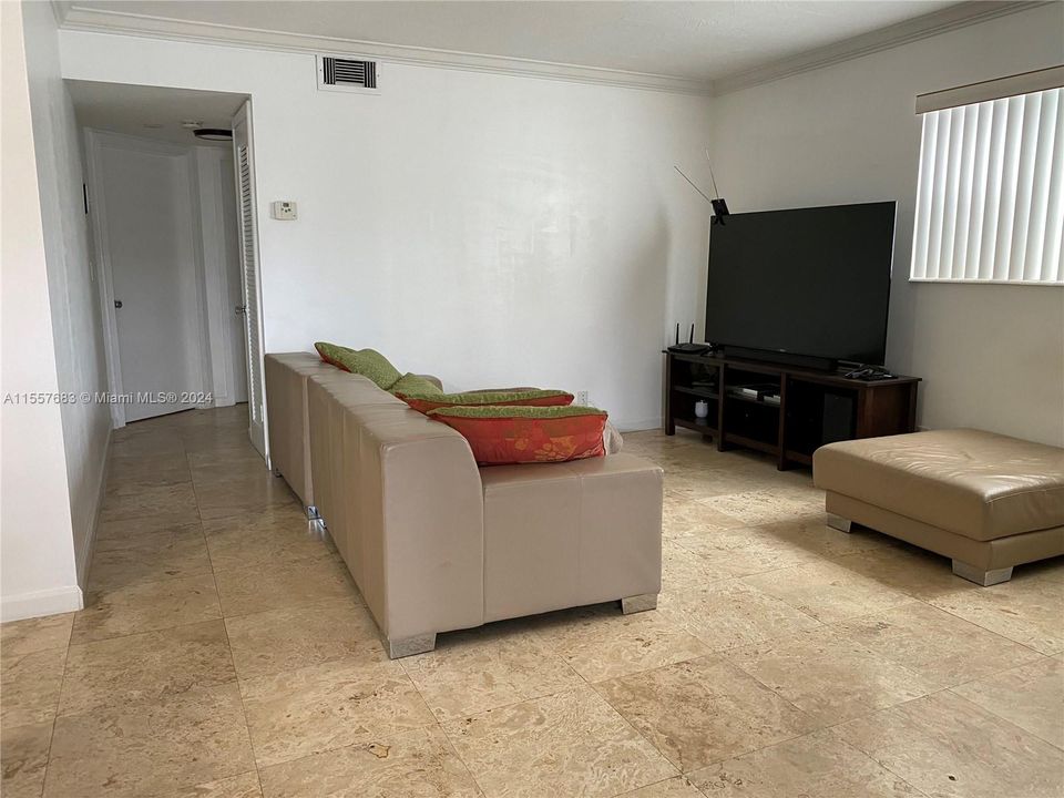 For Sale: $265,000 (2 beds, 2 baths, 965 Square Feet)