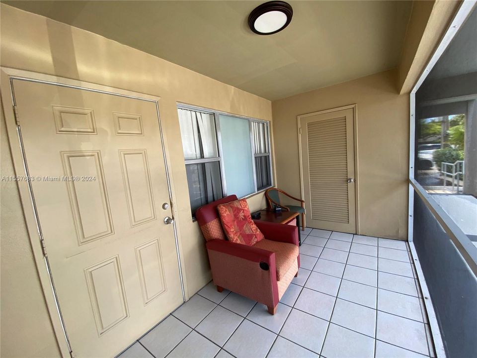 For Sale: $265,000 (2 beds, 2 baths, 965 Square Feet)