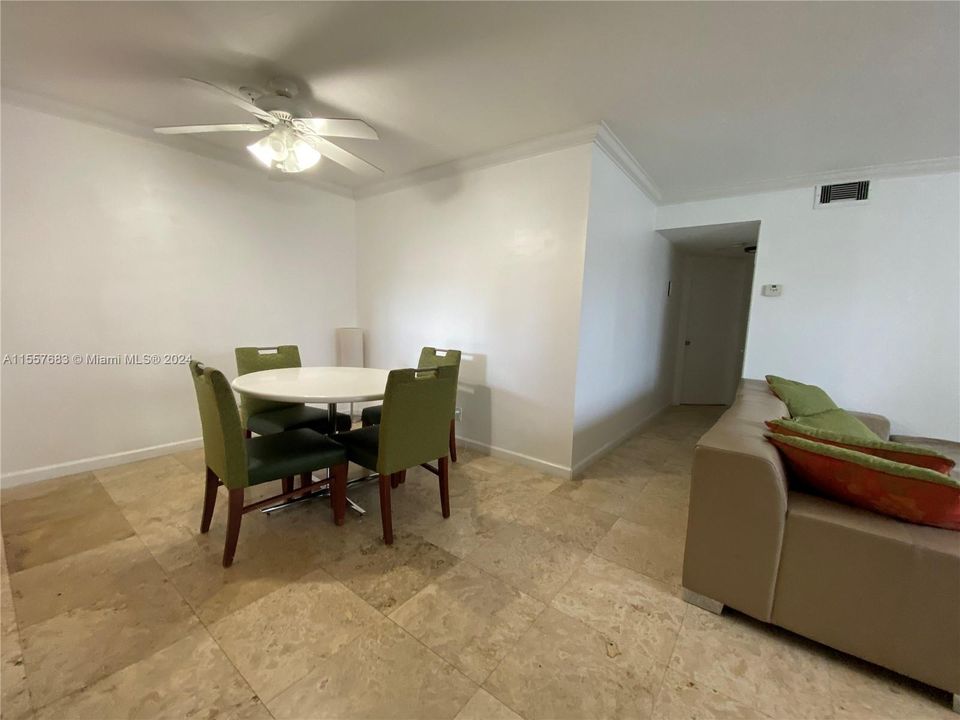 For Sale: $265,000 (2 beds, 2 baths, 965 Square Feet)