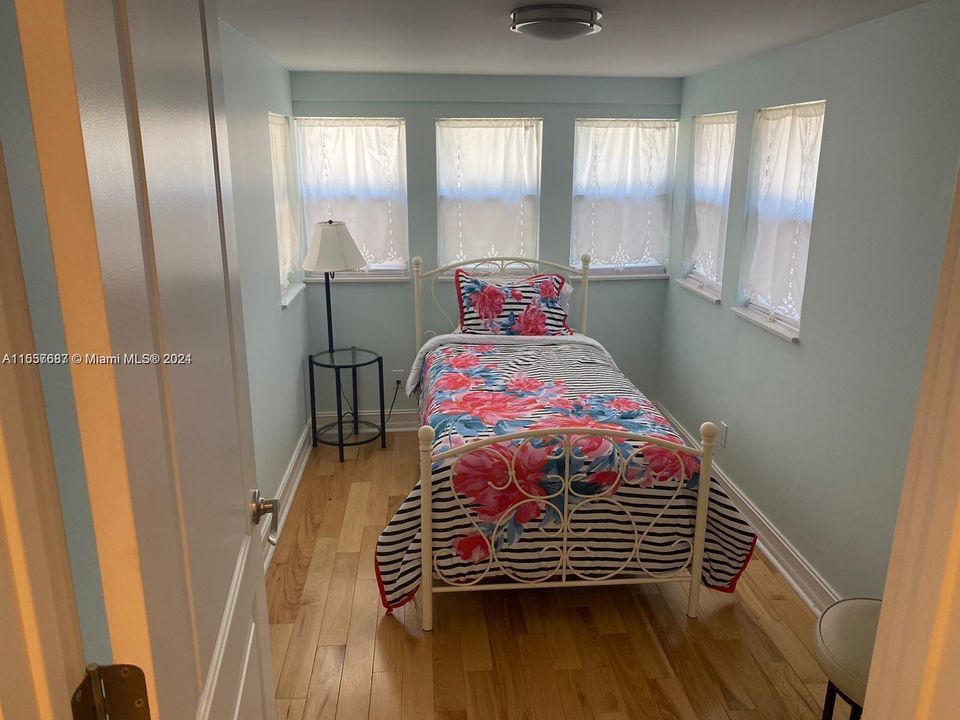 For Rent: $2,300 (2 beds, 1 baths, 766 Square Feet)