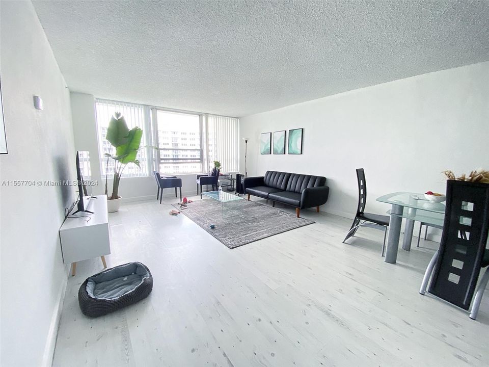 Active With Contract: $3,000 (1 beds, 1 baths, 788 Square Feet)