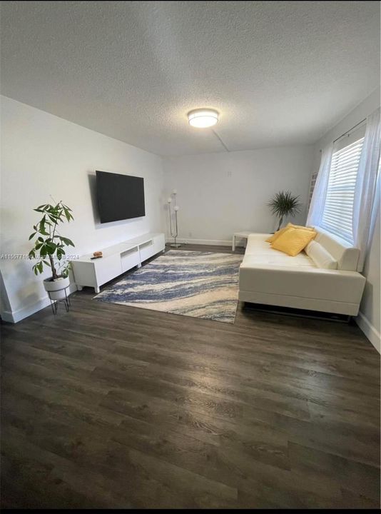 Active With Contract: $250,000 (2 beds, 2 baths, 933 Square Feet)
