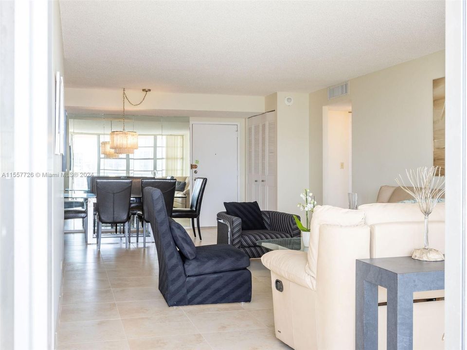 Active With Contract: $425,000 (2 beds, 2 baths, 1286 Square Feet)